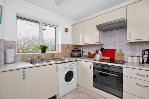 2 bedroom flat for sale, Ellingham Close, Alresford SO24