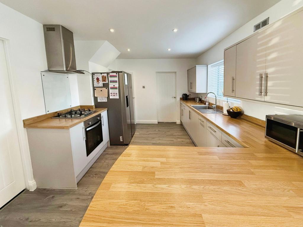 Kitchen/ Dining Room