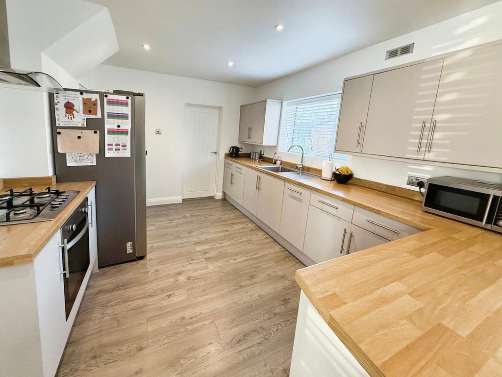 Kitchen/ Dining Room