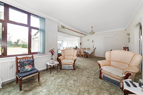 3 bedroom detached bungalow for sale, Salmons Lane West, Caterham CR3