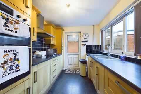 2 bedroom detached bungalow for sale, Hillcroft Road, Kingswinford, DY6 7EE