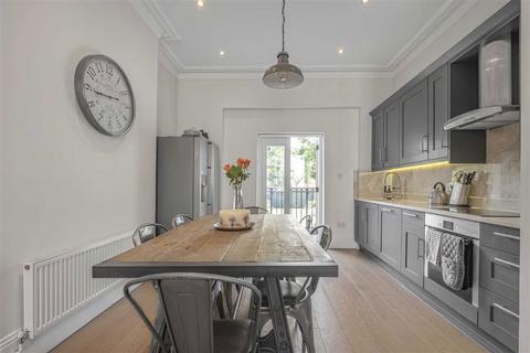 3 bedroom flat for sale, Ferndale Road, London SW4