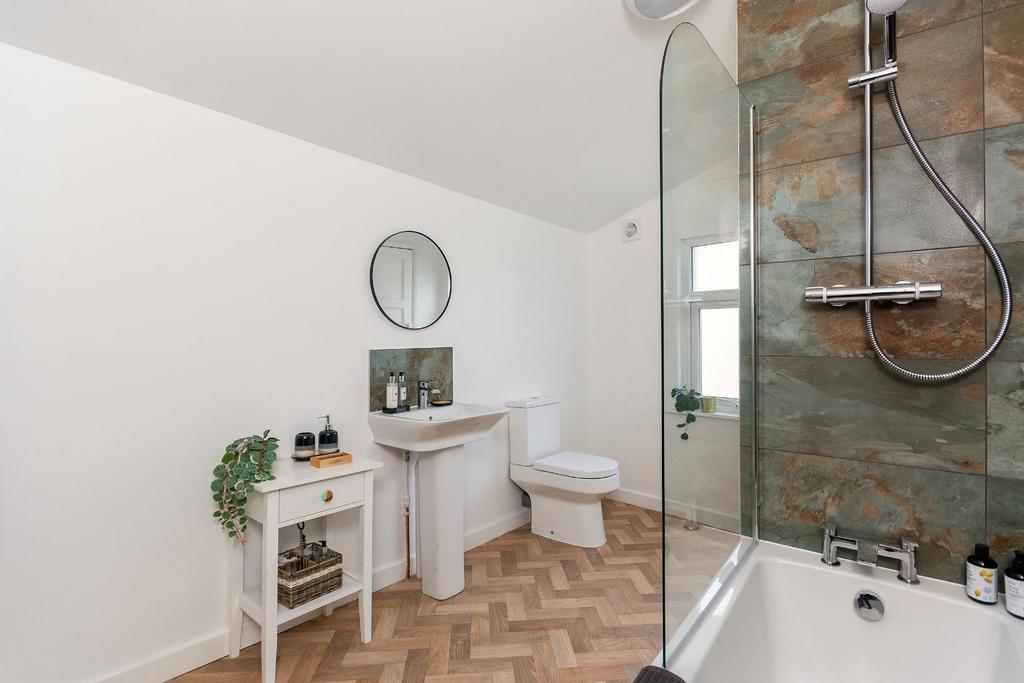 6 B5 RSG - Bathroom C.jpg
