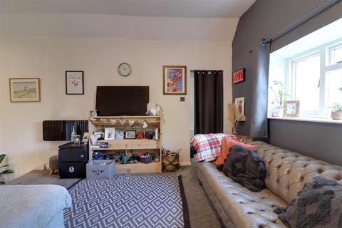 Flat 4, Hillgrove House Bath Road, Woodchester, Stroud, GL5 5NR