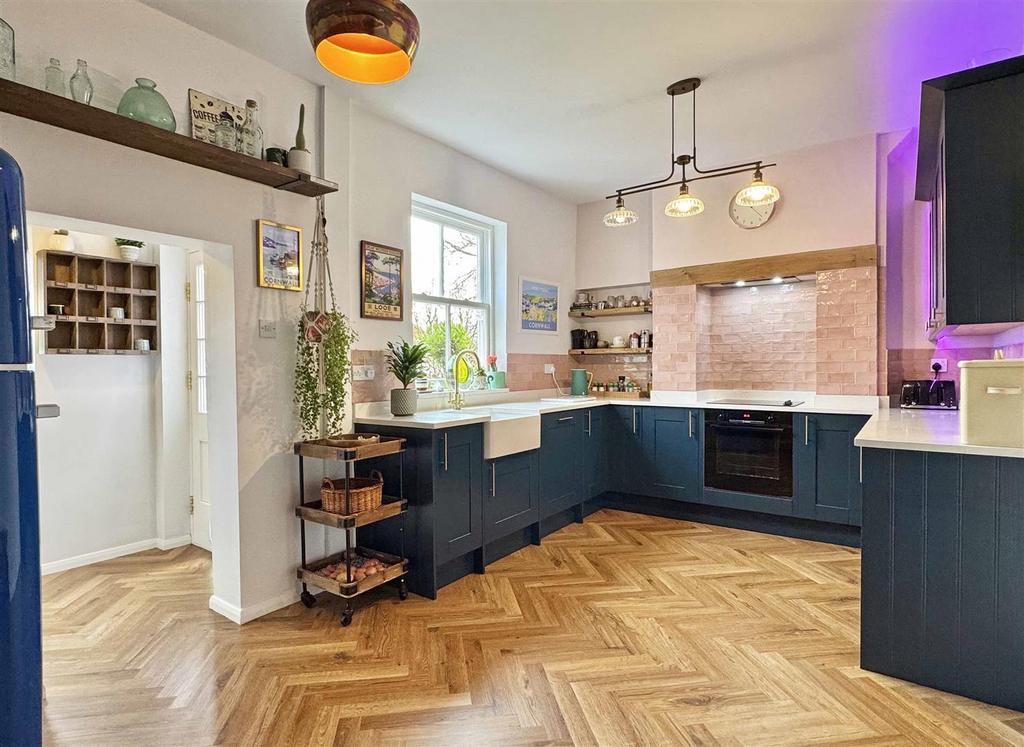 Kitchen g.jpg