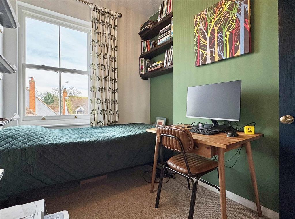 Bedroom 4b.jpg