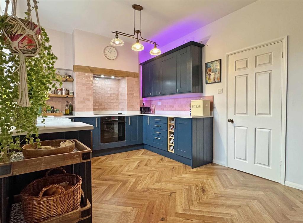 Kitchen d.jpg