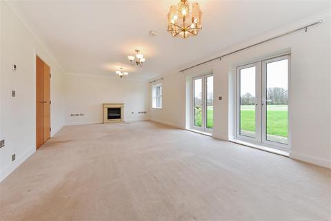 3 bedroom flat for sale, Tudor Court, Liphook