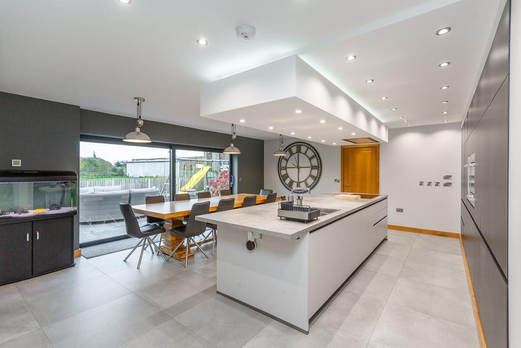 Kitchen/dining room a