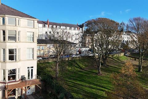 6 bedroom end of terrace house for sale, Castle Road, Scarborough