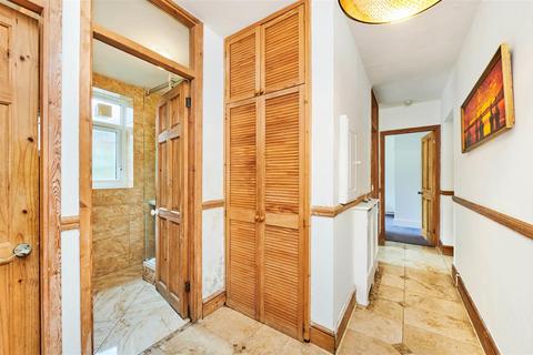 2 bedroom flat for sale, Whitnell Way, London