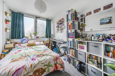 3 bedroom flat to rent, Daniel Gardens Peckham SE15