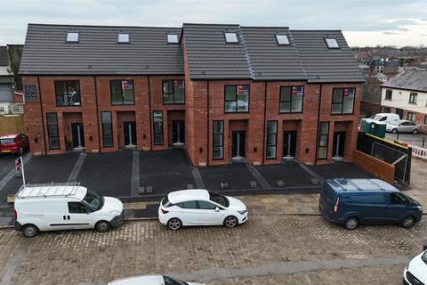 3 bedroom townhouse for sale, Canal Street, Macclesfield