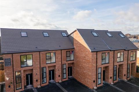 3 bedroom townhouse for sale, Canal Street, Macclesfield