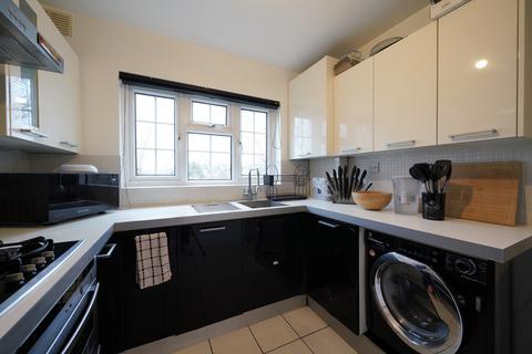 3 bedroom flat for sale, High Road, Loughton IG10