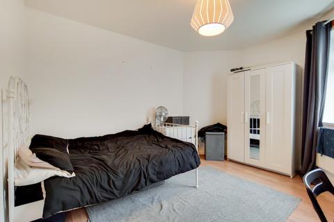 3 bedroom flat for sale, Saltwell Street, London E14