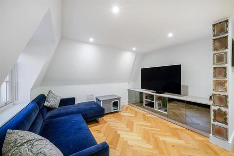 3 bedroom penthouse for sale, Garland Court, London W14