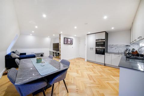 3 bedroom penthouse for sale, Garland Court, London W14