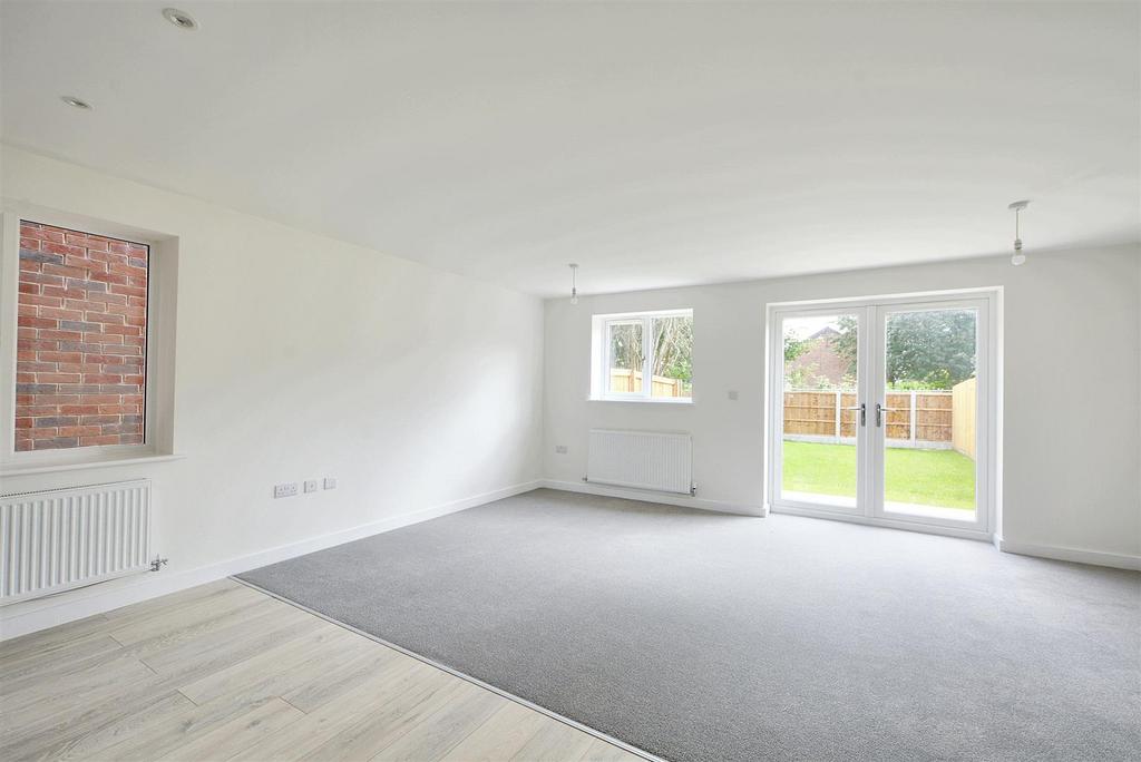 Open Plan Kitchen with Dining Area