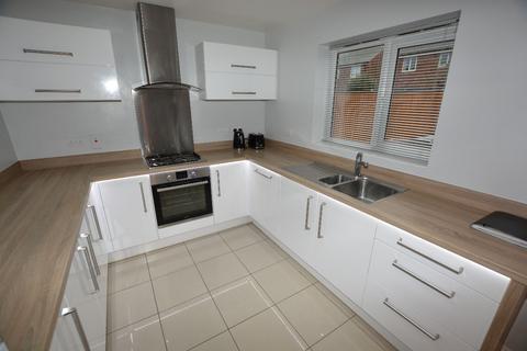 4 bedroom detached house to rent, Heatherfields Crescent, New Rossington, Doncaster