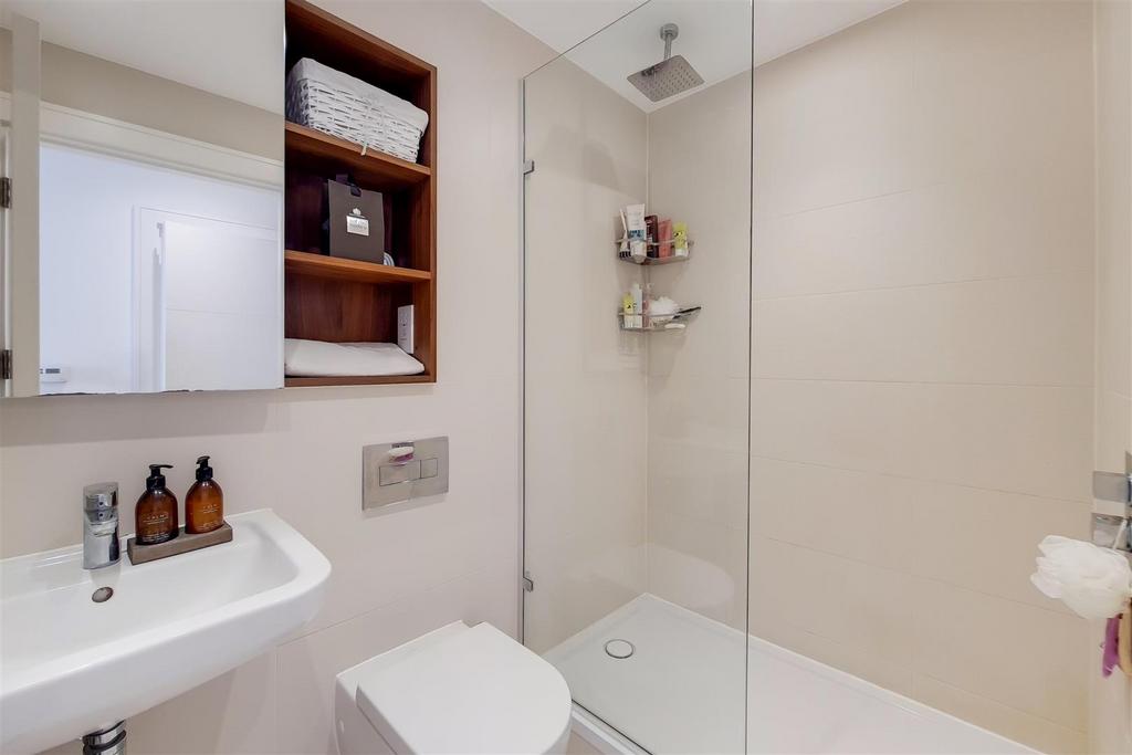 5 Main Ensuite 0.jpg