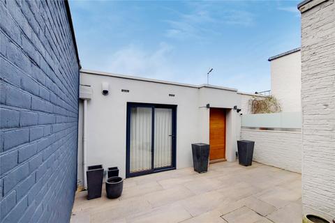 3 bedroom detached house to rent, Sefton Street, London