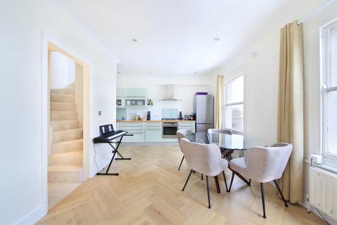 3 bedroom flat for sale, St. John's Hill, London