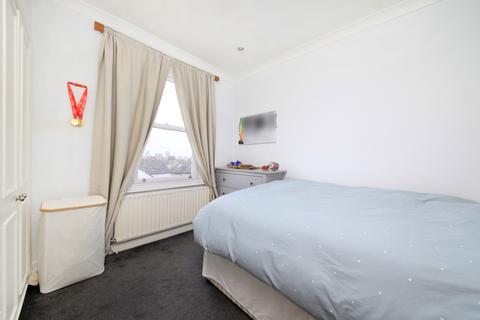 3 bedroom flat for sale, St. John's Hill, London