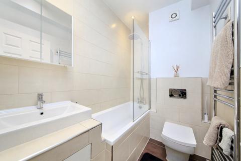 3 bedroom flat for sale, St. John's Hill, London