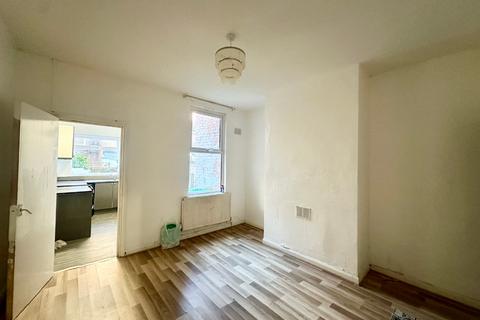 4 bedroom terraced house to rent, Ben Street, Nottingham, Nottinghamshire, NG7 5NA