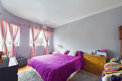 2 bedroom flat for sale, Stoke Abbott Road, Worthing BN11 1HJ