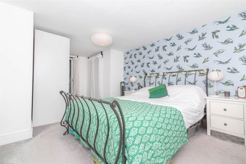 3 bedroom flat for sale, Nevill Road, London