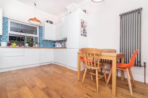 3 bedroom flat for sale, Nevill Road, London