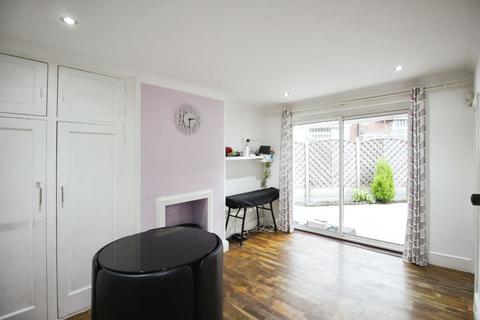 2 bedroom flat to rent, Bedford Close, London