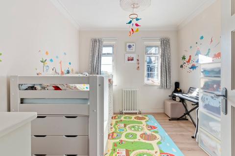 101 Watchfield Court, London, W4 4ND