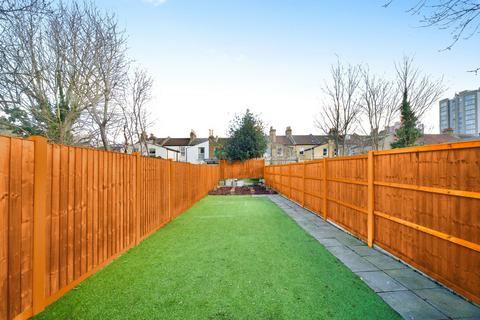 3 bedroom terraced house for sale, East Road, London, E15