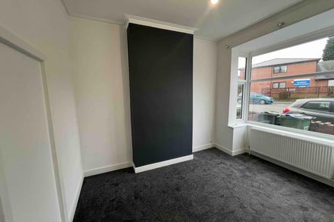 3 bedroom semi-detached house to rent, Smethwick, B67