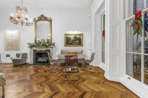 undefined, Ennismore Gardens, London, Royal Borough of Kensington and Chelsea, SW7