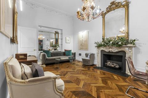 undefined, Ennismore Gardens, London, Royal Borough of Kensington and Chelsea, SW7