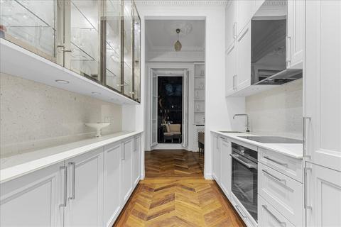undefined, Ennismore Gardens, London, Royal Borough of Kensington and Chelsea, SW7