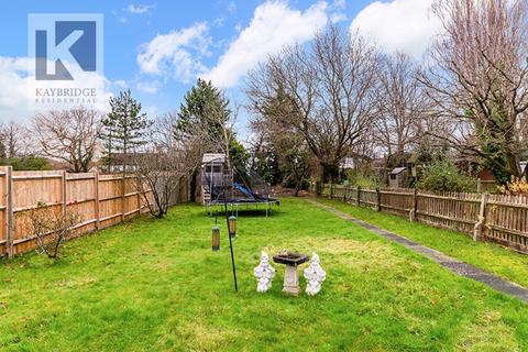 34 Oaks Avenue, Worcester Park, KT4 8XD