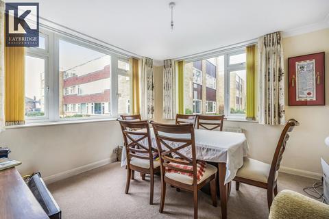 3 bedroom flat for sale, Avenue Road, Epsom, KT18