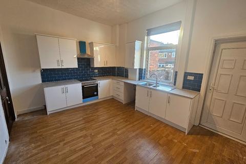 3 bedroom terraced house to rent, Manchester Road, Bury