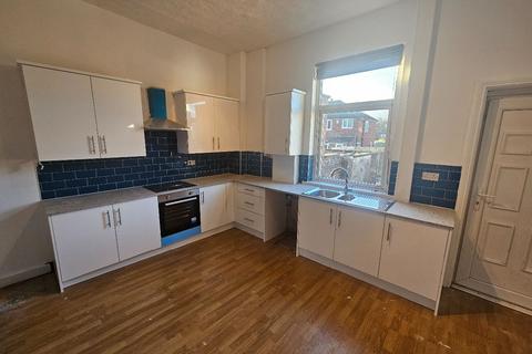 3 bedroom terraced house to rent, Manchester Road, Bury