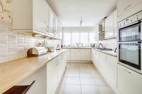 6 Asquith Gardens, Benfleet, SS7 3SZ