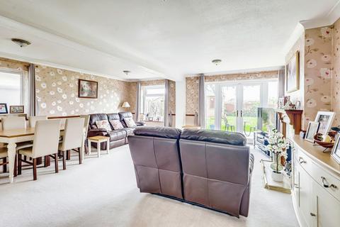6 Asquith Gardens, Benfleet, SS7 3SZ