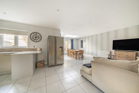 15 Aberdeen Way, Knaphill, Woking, GU21 2FJ
