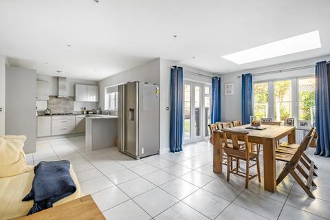 15 Aberdeen Way, Knaphill, Woking, GU21 2FJ