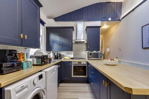 3 bedroom apartment for sale, Avondale Road, London, N13