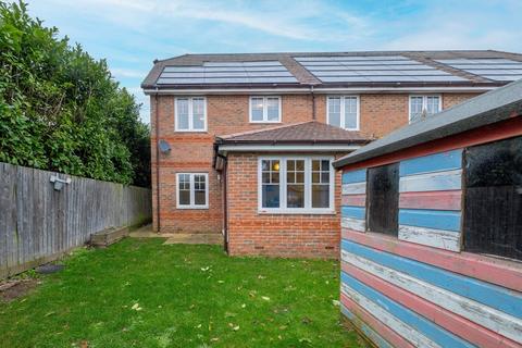 4 bedroom semi-detached house to rent, SL6 Larchfield Rd 104